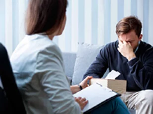 мужчина у психолога