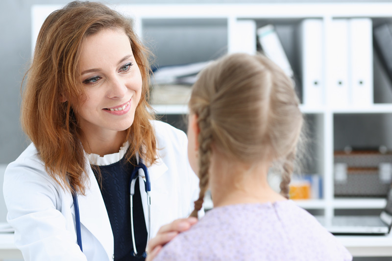 девочка у доктора по поводу лечения шизотипического расстройства